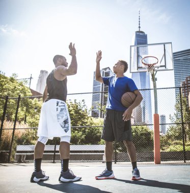 Basketbol oyuncu sahada eğitim