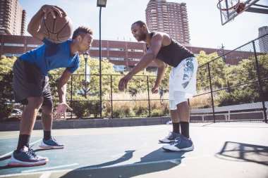 Basketbol oyuncu sahada eğitim
