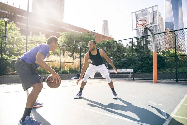 Jugadores de baloncesto entrenando en cancha —  Fotos de Stock