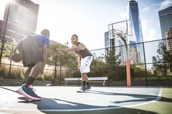 Jugadores de baloncesto entrenando en cancha — Foto de Stock