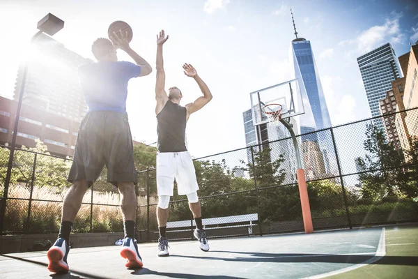 Basketball players training on court — Stock Photo, Image