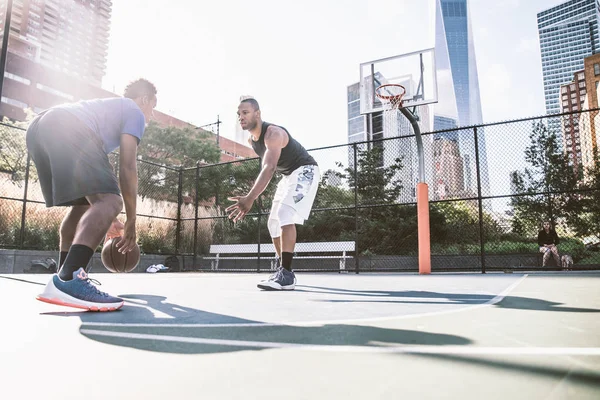 Jugadores de baloncesto entrenando en cancha —  Fotos de Stock