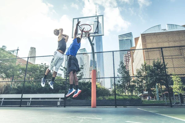 Jugadores de baloncesto entrenando en cancha —  Fotos de Stock