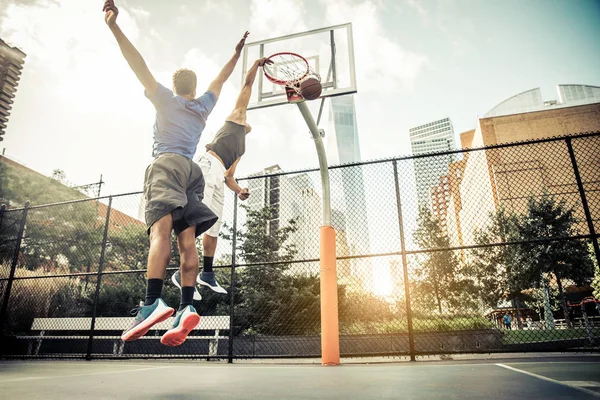 Basketbalisté školení na kurtu — Stock fotografie