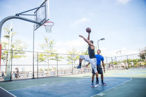 Jugadores de baloncesto entrenando en cancha — Foto de Stock