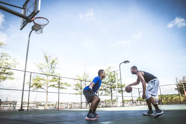 Basketbol oyuncu sahada eğitim