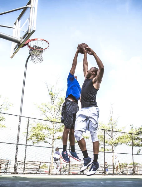 Jogadores de basquete treinando na quadra — Fotografia de Stock