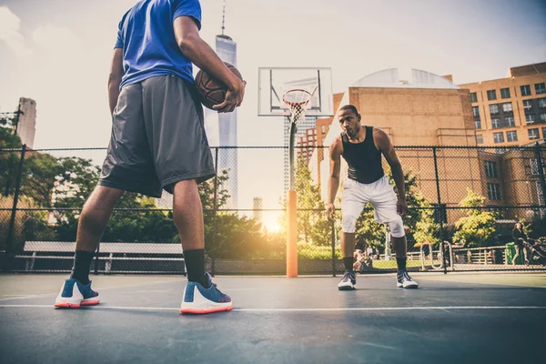 Basketballspieler beim Training auf dem Platz — Stockfoto