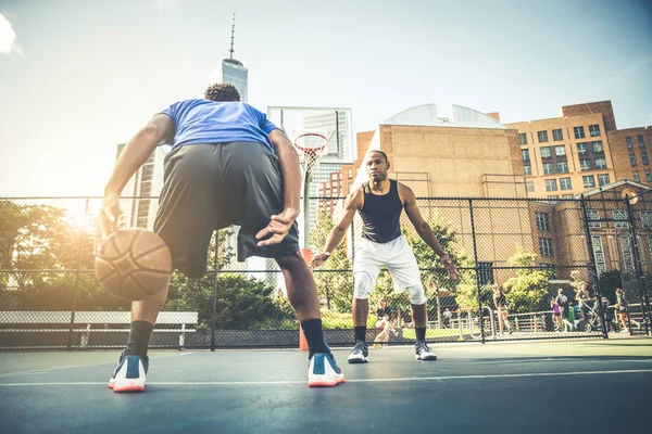 Basketbalisté školení na kurtu — Stock fotografie