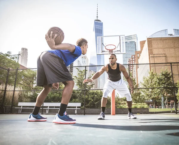 Jogadores de basquete treinando na quadra — Fotografia de Stock