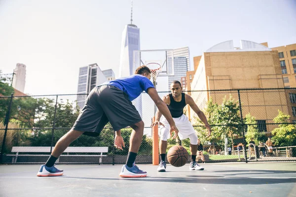 Jogadores de basquete treinando na quadra — Fotografia de Stock