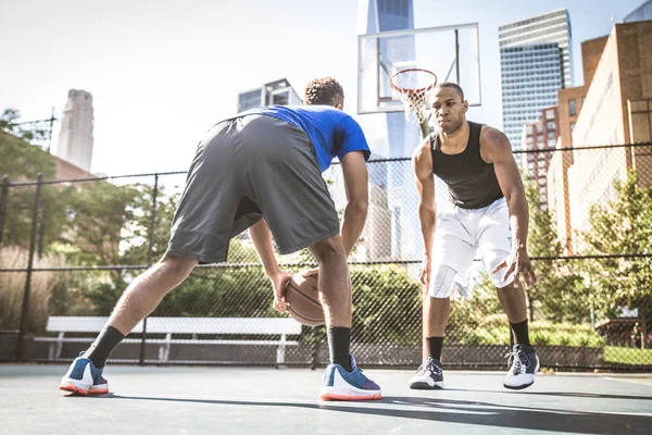 Jugadores de baloncesto entrenando en cancha — Foto de Stock