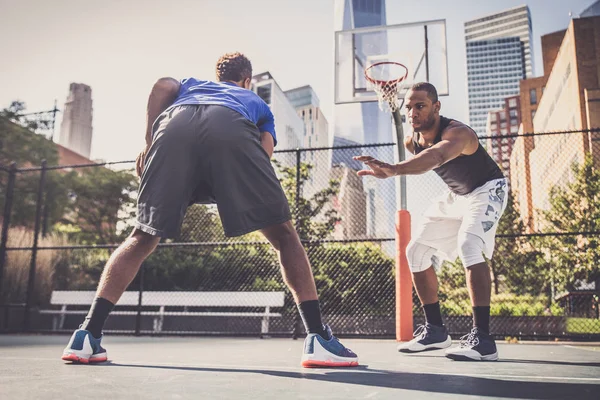 Jogadores de basquete treinando na quadra — Fotografia de Stock