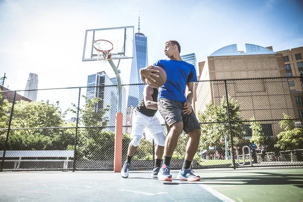 Jogadores de basquete treinando na quadra — Fotografia de Stock