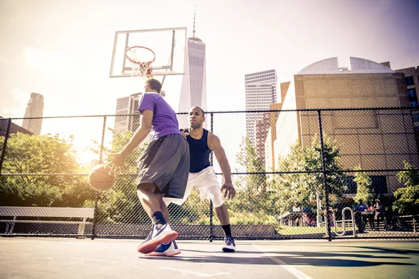 Basketball players training on court — Stock Photo, Image