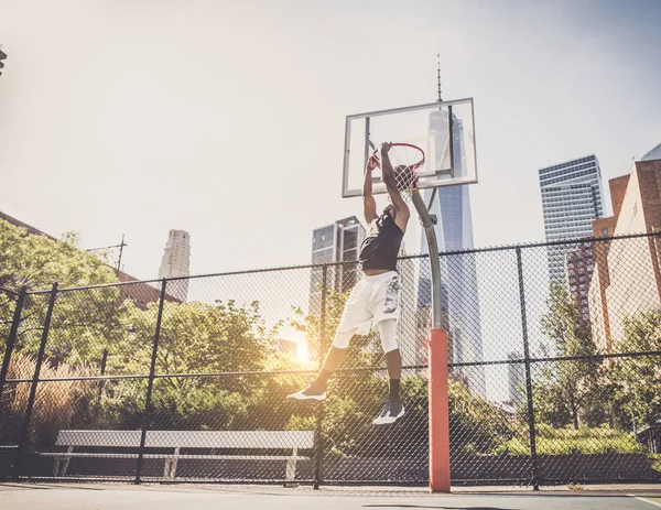 Баскетболист играет на открытом воздухе — стоковое фото