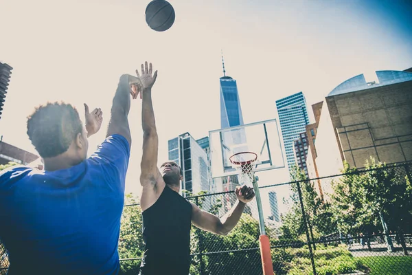Basketbalspelers training op Hof — Stockfoto