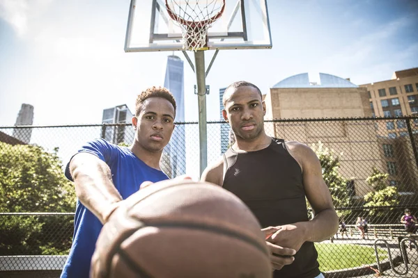 Jugadores de baloncesto entrenando en cancha — Foto de Stock