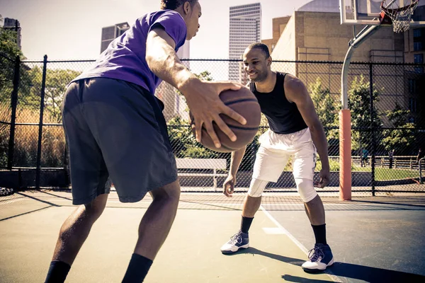 Jugadores de baloncesto entrenando en cancha — Foto de Stock