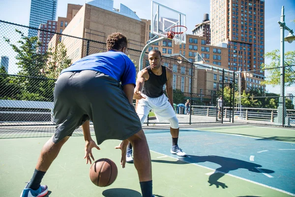 Basketbol oyuncu sahada eğitim — Stok fotoğraf