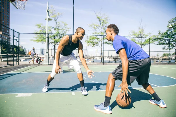 Jogadores de basquete treinando na quadra — Fotografia de Stock