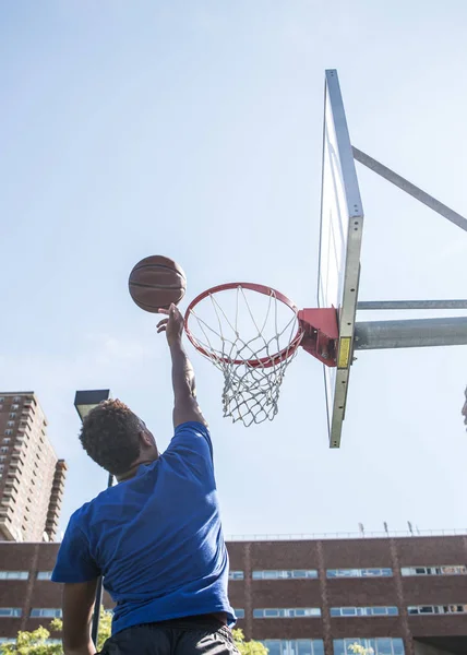 Treinamento de jogador de basquete ao ar livre — Fotografia de Stock