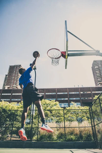 Basketball player training outdoors — Stock Photo, Image