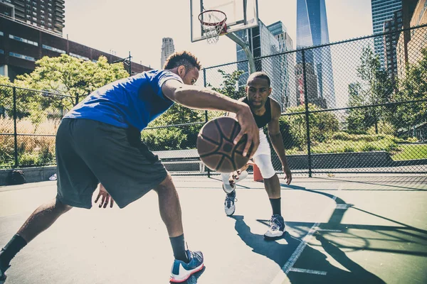 Jugadores de baloncesto entrenando en cancha — Foto de Stock