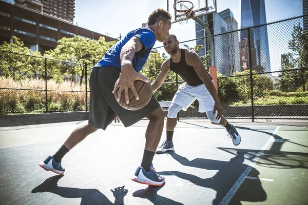 Basketball players training on court — Stock Photo, Image