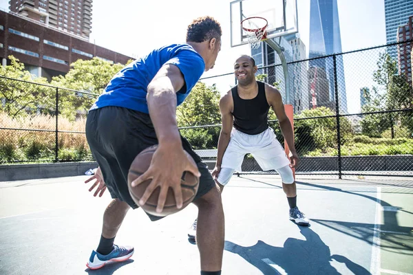 Jogadores de basquete treinando na quadra — Fotografia de Stock