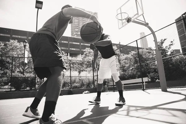 Kosárlabda játékosok képzés a bíróság — Stock Fotó