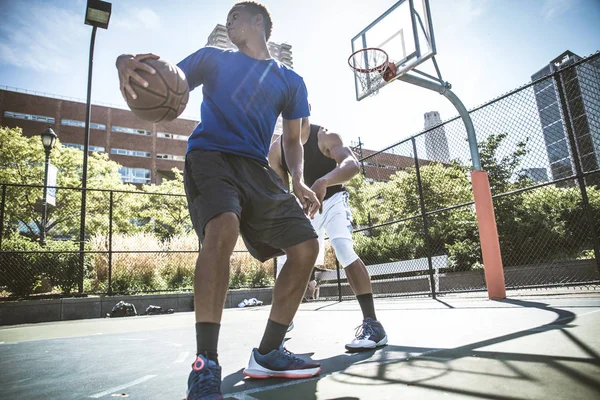 Jogadores de basquete treinando na quadra — Fotografia de Stock