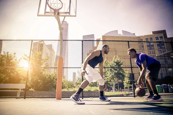 Basketbalisté školení na kurtu — Stock fotografie