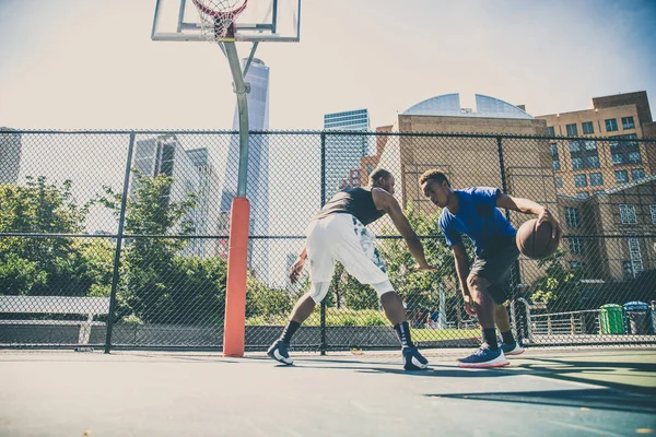 Jugadores de baloncesto entrenando en cancha — Foto de Stock