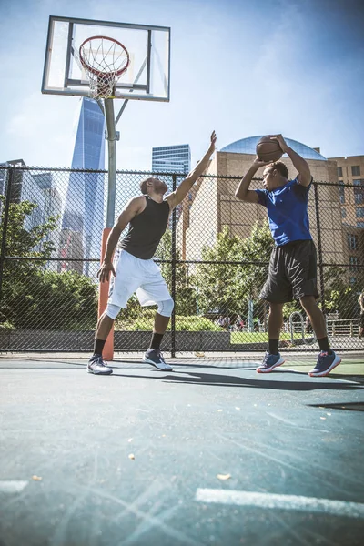 Jugadores de baloncesto entrenando en cancha —  Fotos de Stock