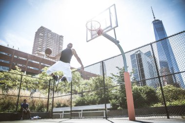 Açık havada oynayan basketbolcu