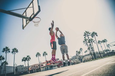 basketbol oynarken arkadaşlar 