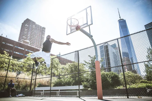 Баскетболист играет на открытом воздухе — стоковое фото