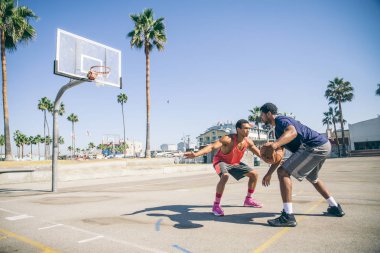 basketbol oynarken arkadaşlar 