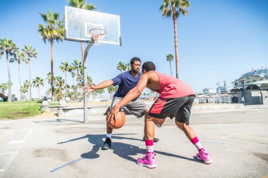 basketbol oynarken arkadaşlar 