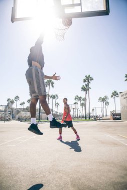 basketbol oynarken arkadaşlar 