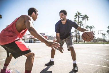 basketbol oynarken arkadaşlar 