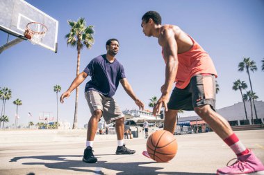 basketbol oynarken arkadaşlar 