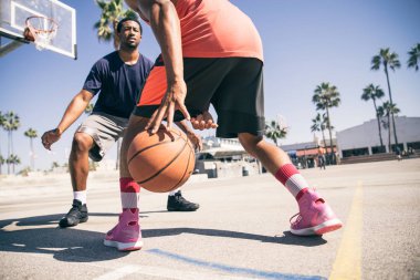 basketbol oynarken arkadaşlar 