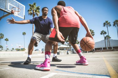 basketbol oynarken arkadaşlar 