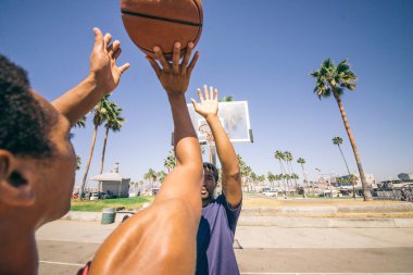 basketbol oynarken arkadaşlar 
