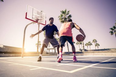 basketbol oynarken arkadaşlar 