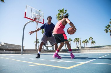 basketbol oynarken arkadaşlar 