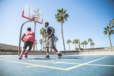 basketbol oynarken arkadaşlar 