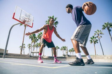 basketbol oynarken arkadaşlar 